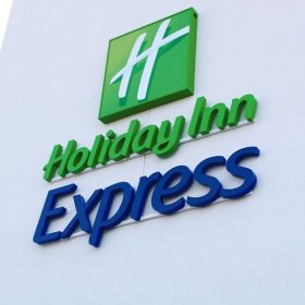 gia công chữ nhôm